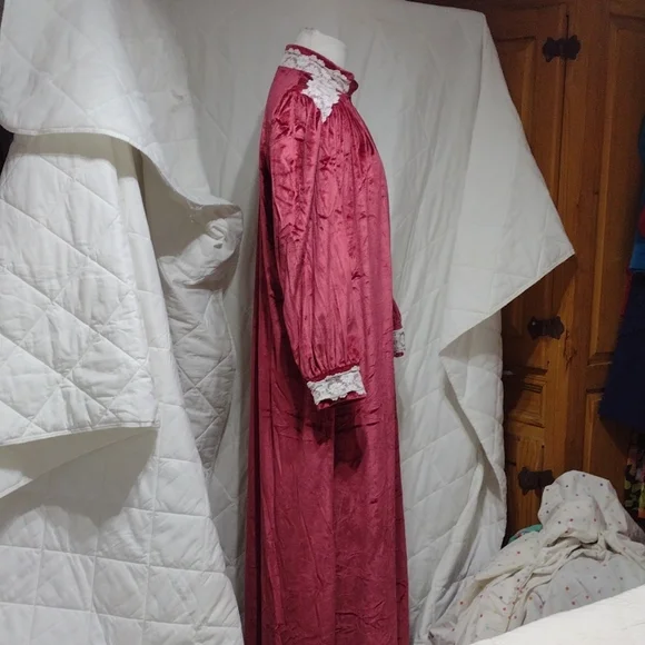 Vintage Gilligan & O Malley velour gown/robe, sz medium - Picture 4 of 12